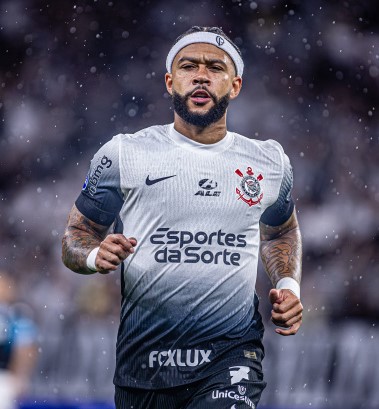 memphis_depay_em_acao_diante_do_racing_pela_hxbb