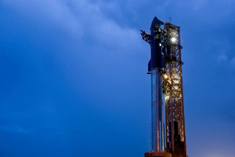 2025-08-25T053757Z_1068751415_RC2ODGAH0NSL_RTRMADP_3_SPACEX-STARSHIP