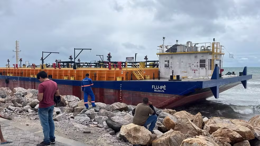 curiosos-vao-ao-local-observar-o-barco-encalhado